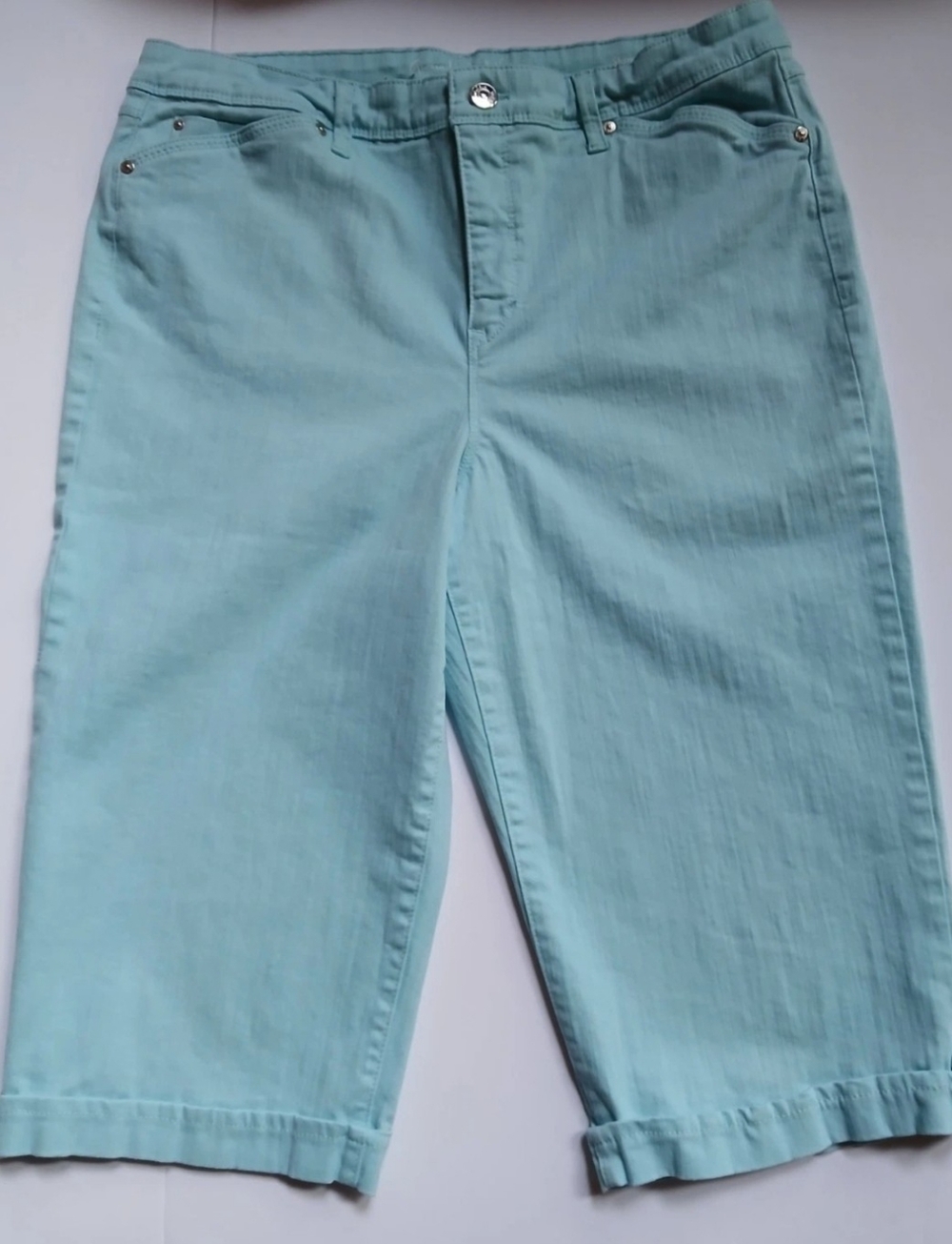 Gloria Vanderbilt 16 XL Baby Blue Capris Stretch All Around Slimming Effect